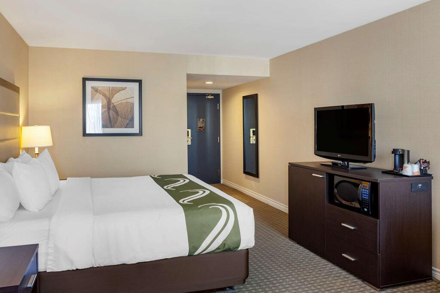 The King Room at Quality Inn Airport West, Mississauga